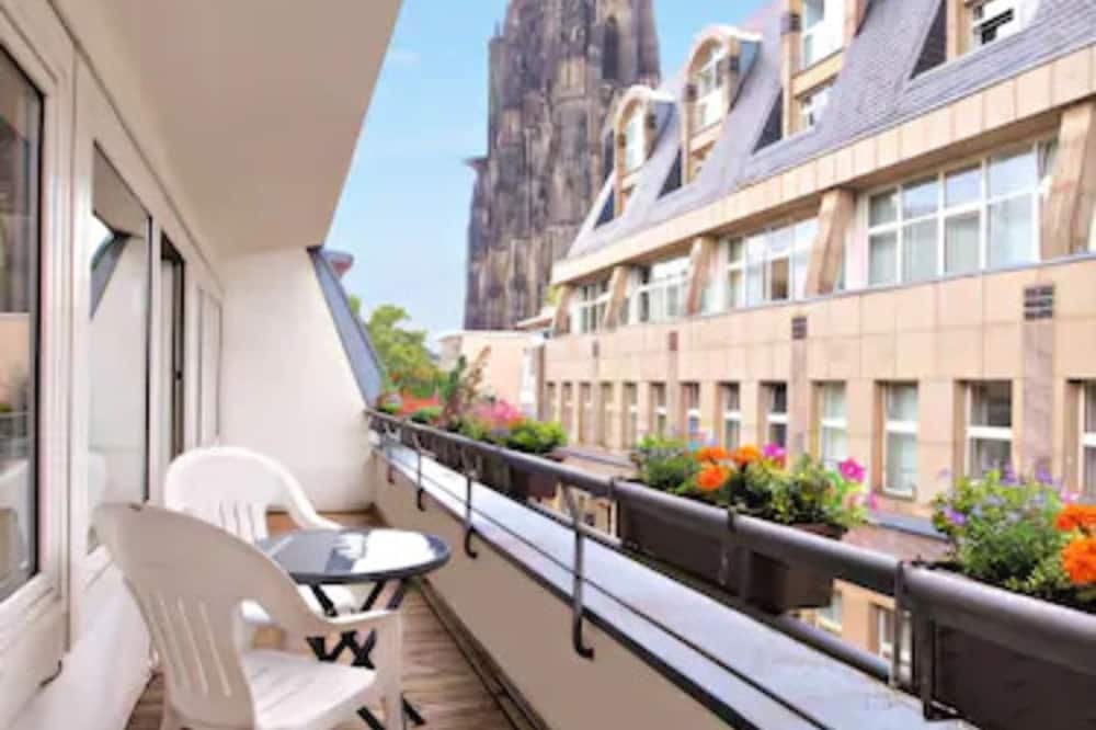 カラス ホテル アム ドム 写真