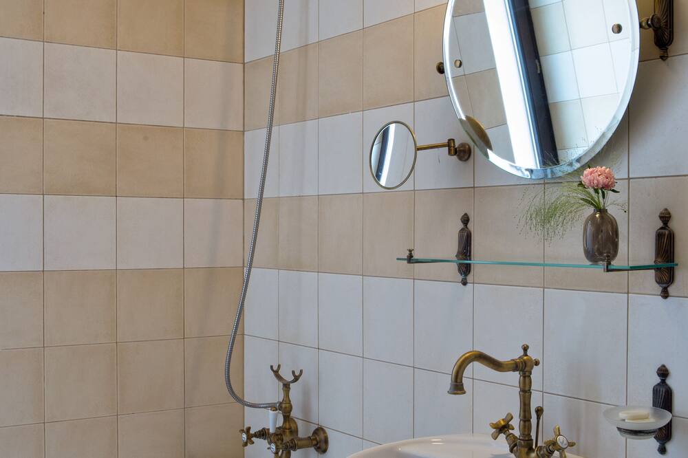 Zeus Essence Bucharest Venezia 写真