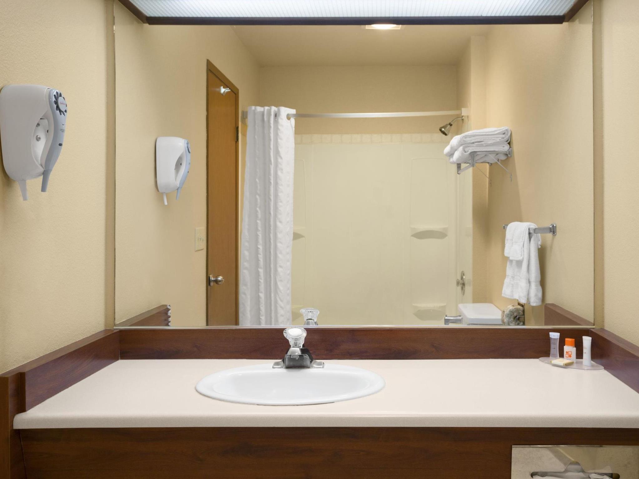 ハワード ジョンソン バイ ウィンダム レブンワース 写真