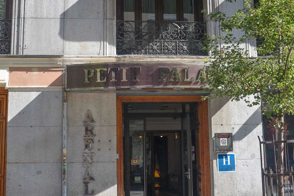 プチ パレス アレナル 写真