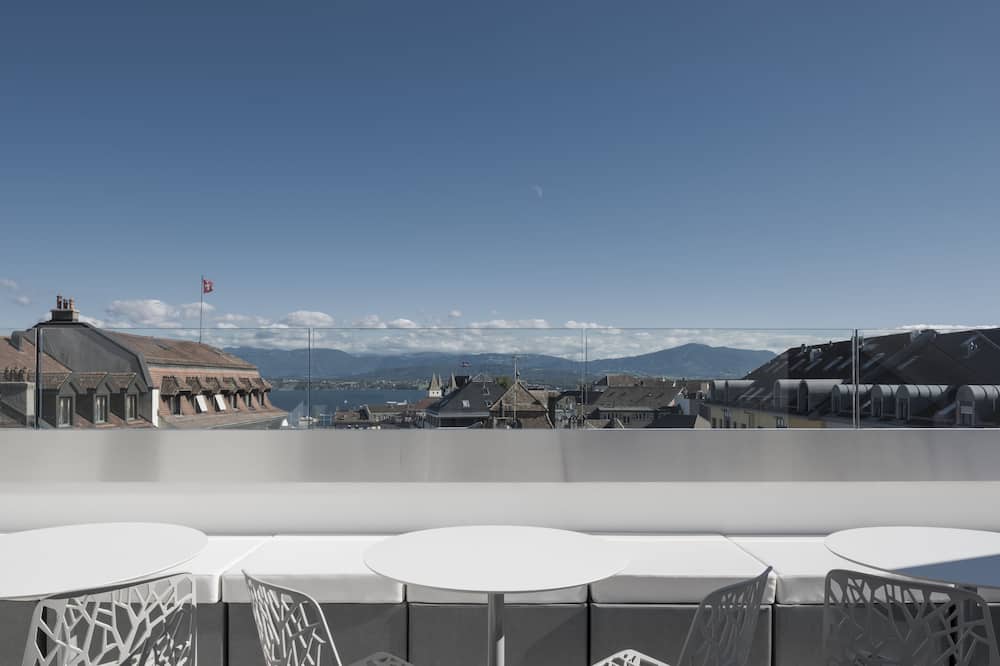 ベース ニヨン 写真