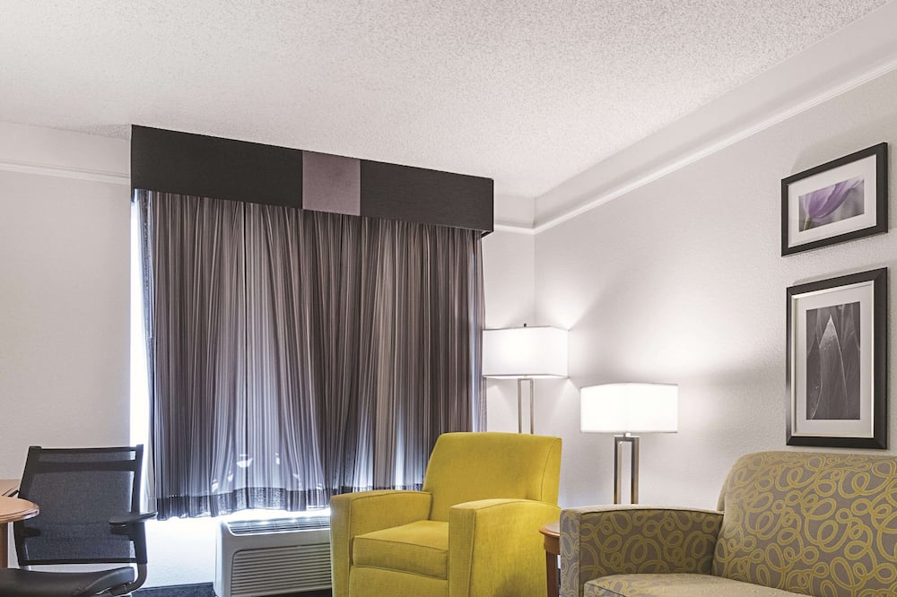 La Quinta Inn & Suites by Wyndham Ontario Airport 写真
