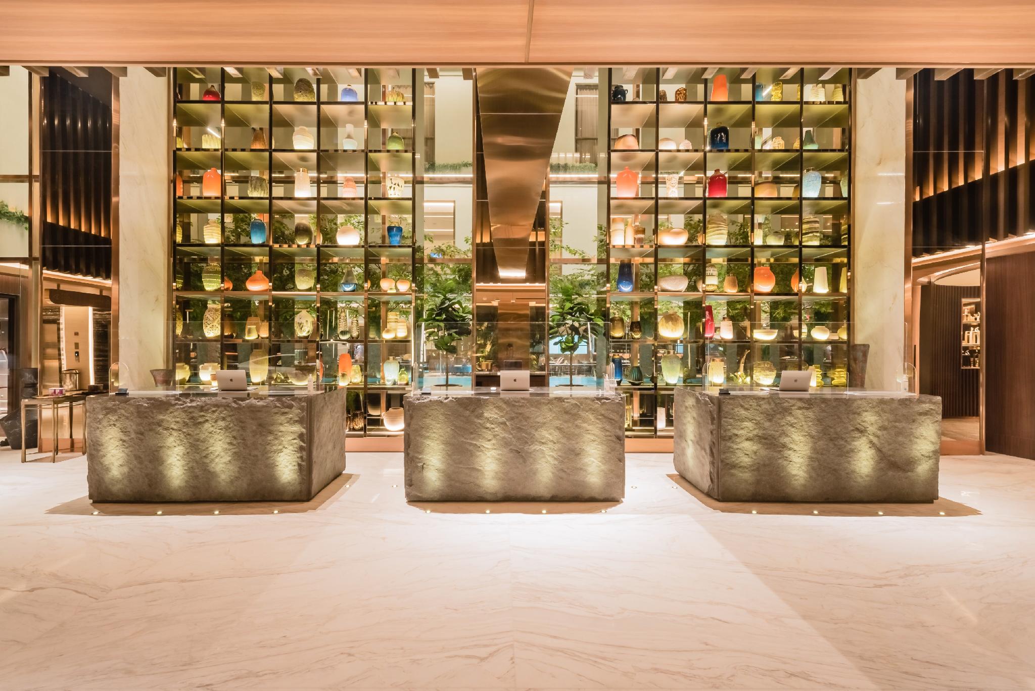 アシュレー タナ アバン 写真