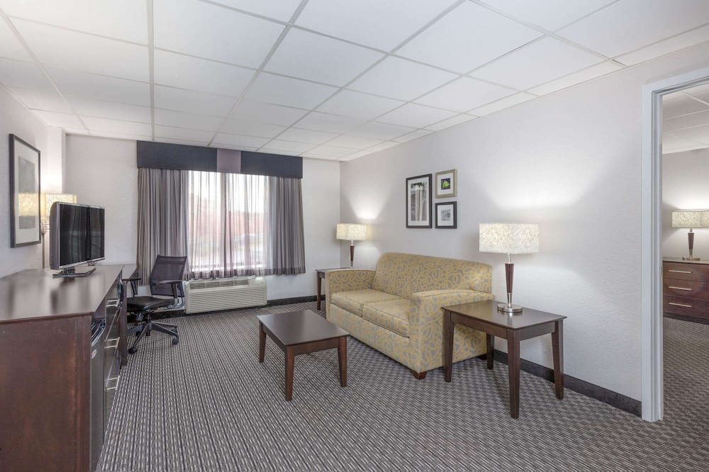 La Quinta Inn & Suites by Wyndham Clifton/Rutherford 写真
