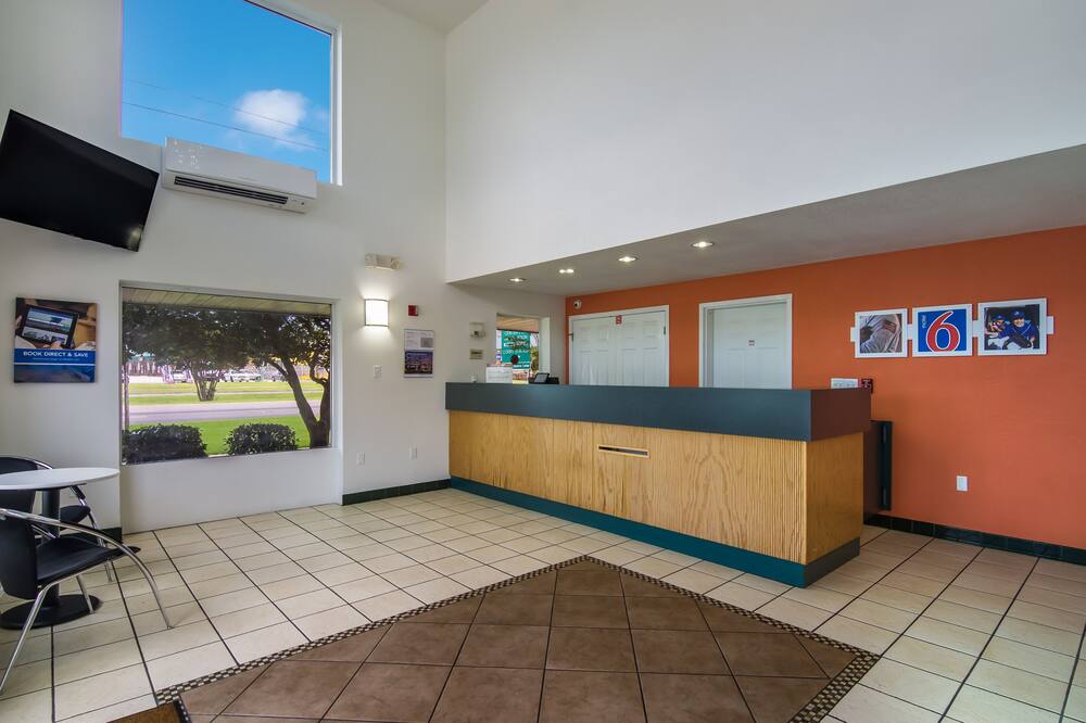 モーテル 6 ペンサコーラ、フロリダ - NAS 写真