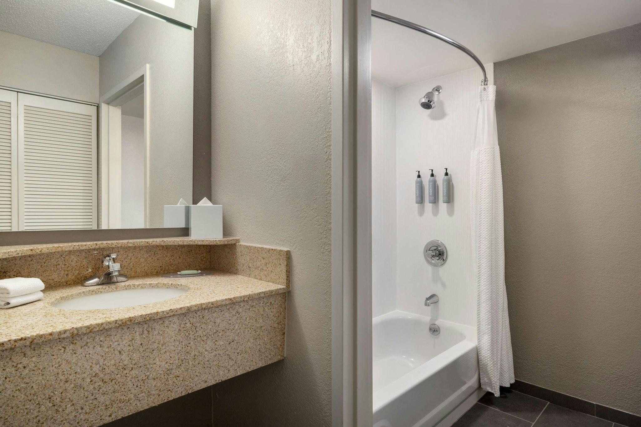 Courtyard by Marriott Charlotte Matthews 写真