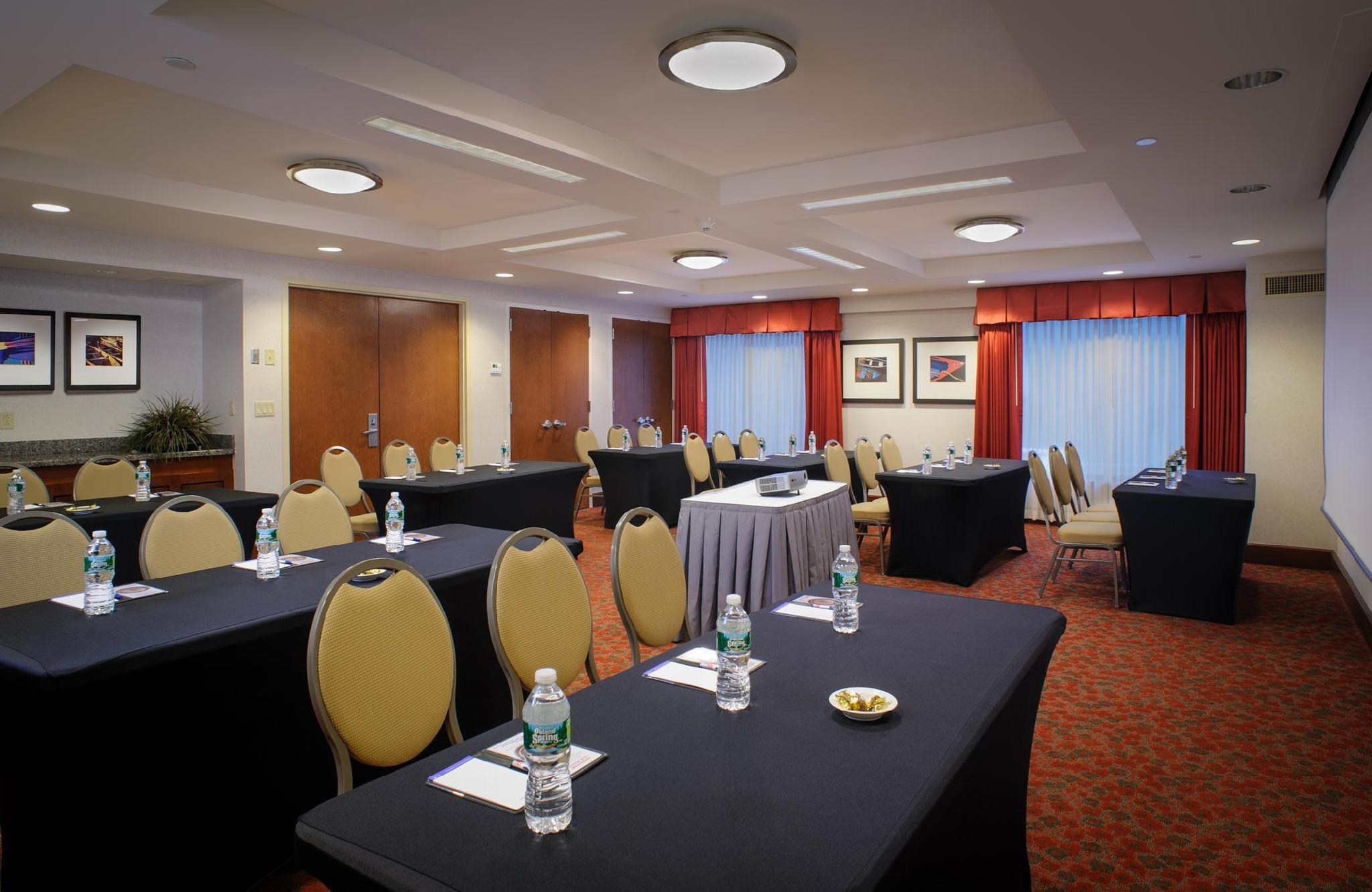 ヒルトン ガーデン イン ポートランド ダウンタウン ウォーターフロント 写真