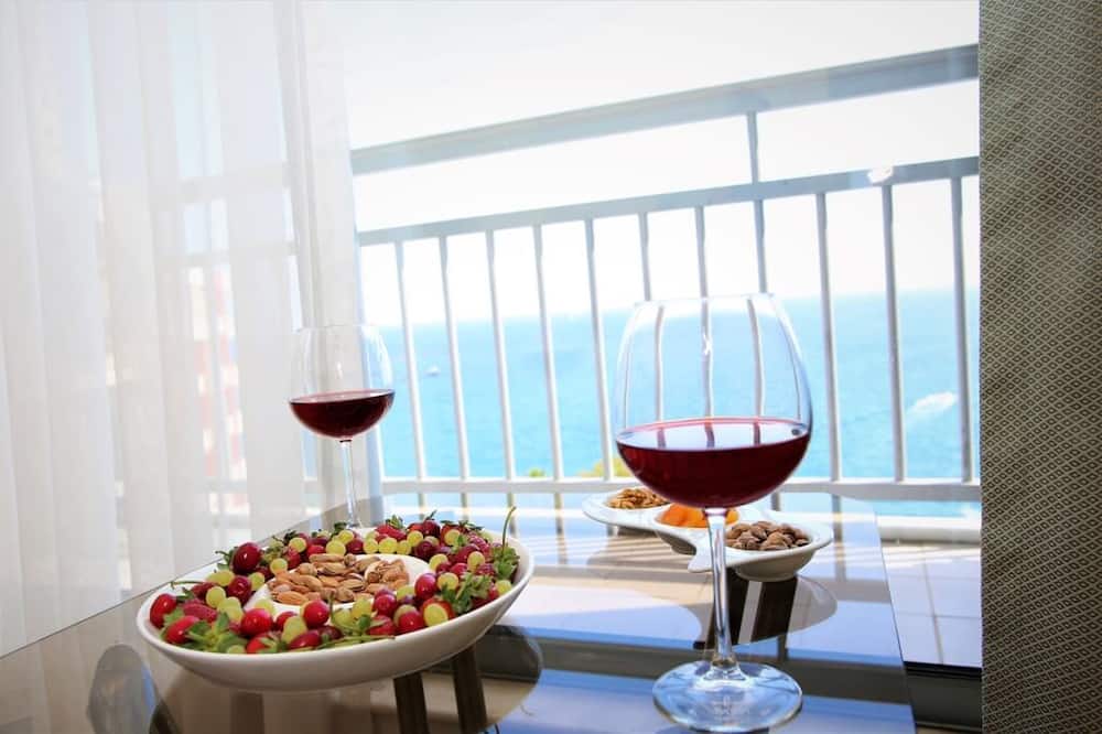 ララ オテル +12 オンリー アダルト 写真