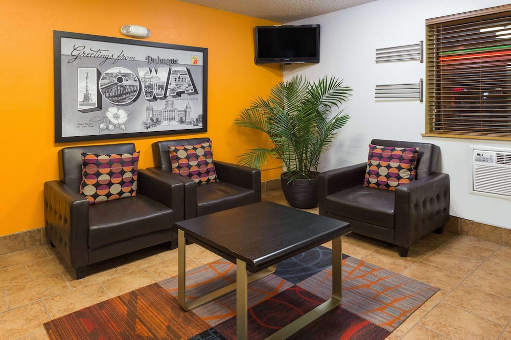 スーパー 8 バイ ウィンダム ダビューク 写真