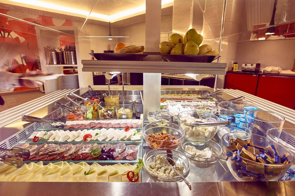 コンチネンタル フォーラム アラド 写真