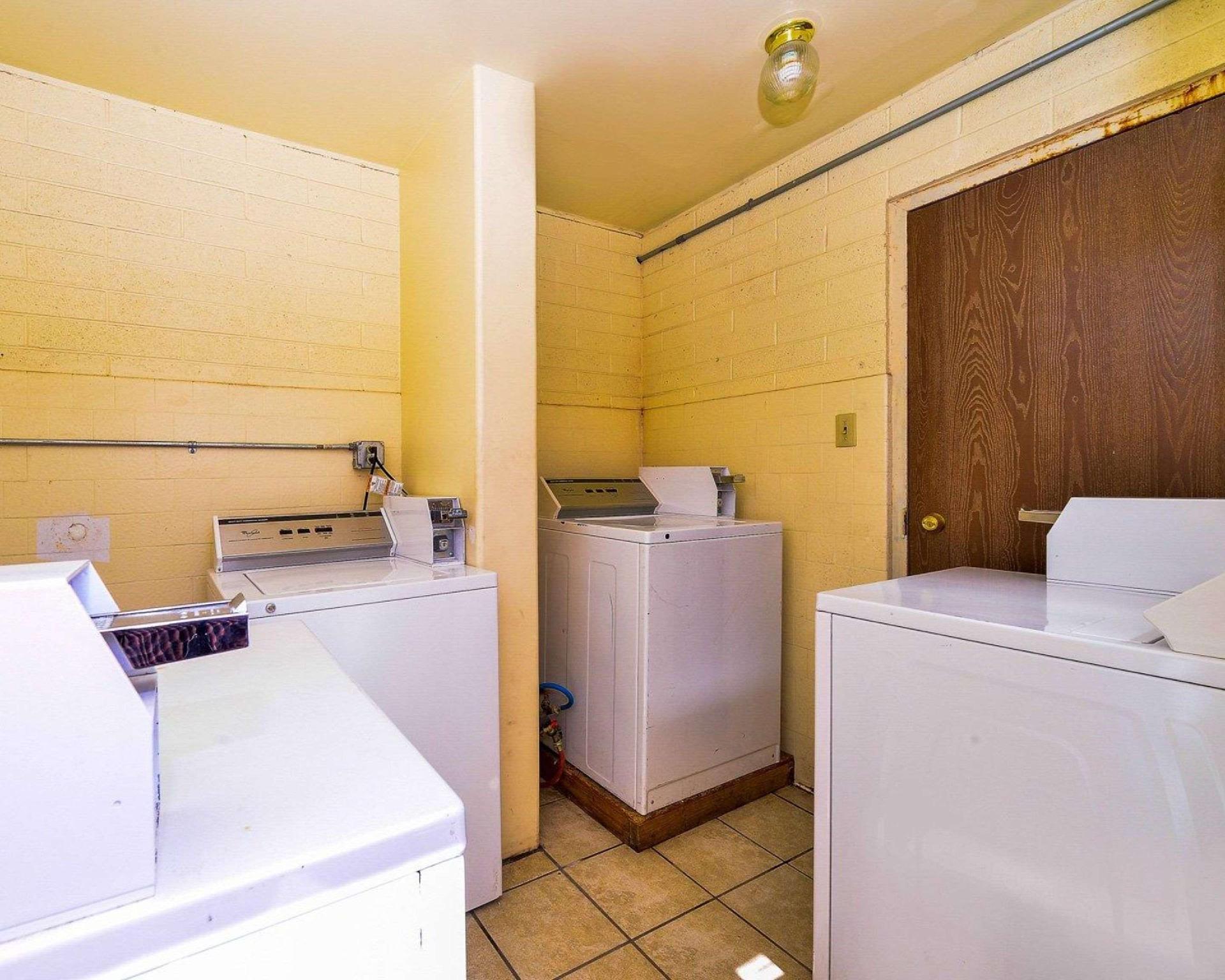 ロードウェイ イン アット レイク パウエル 写真