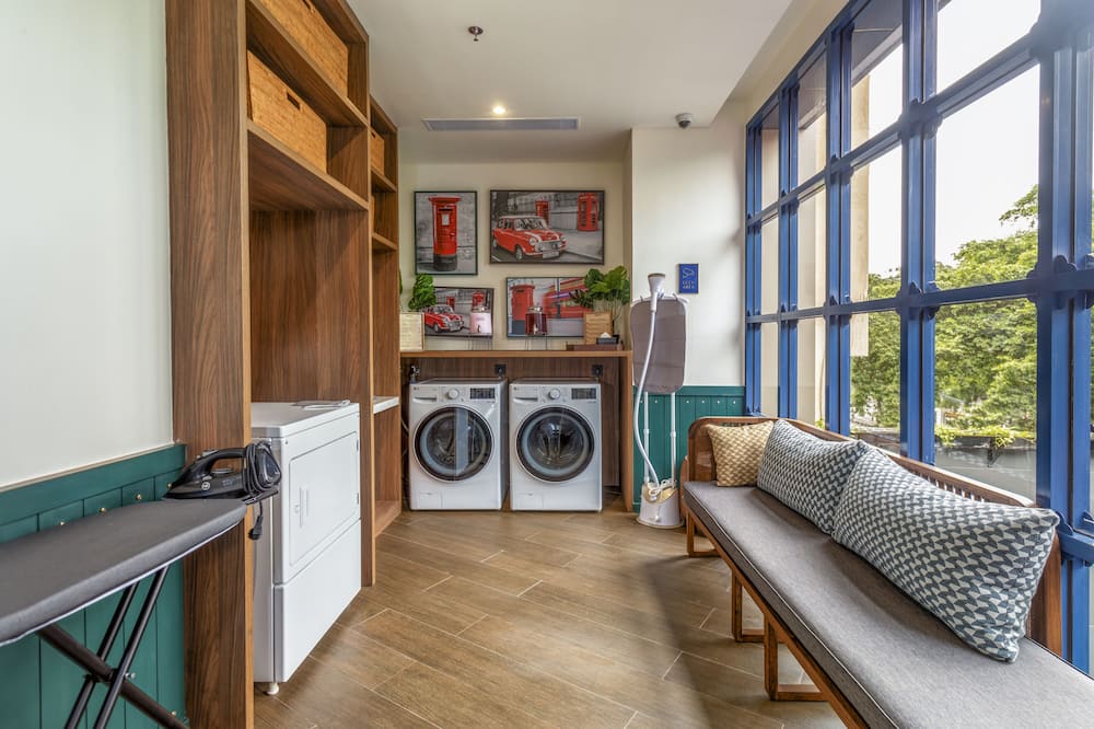 アシュリー トゥグ タニ メンテング 写真