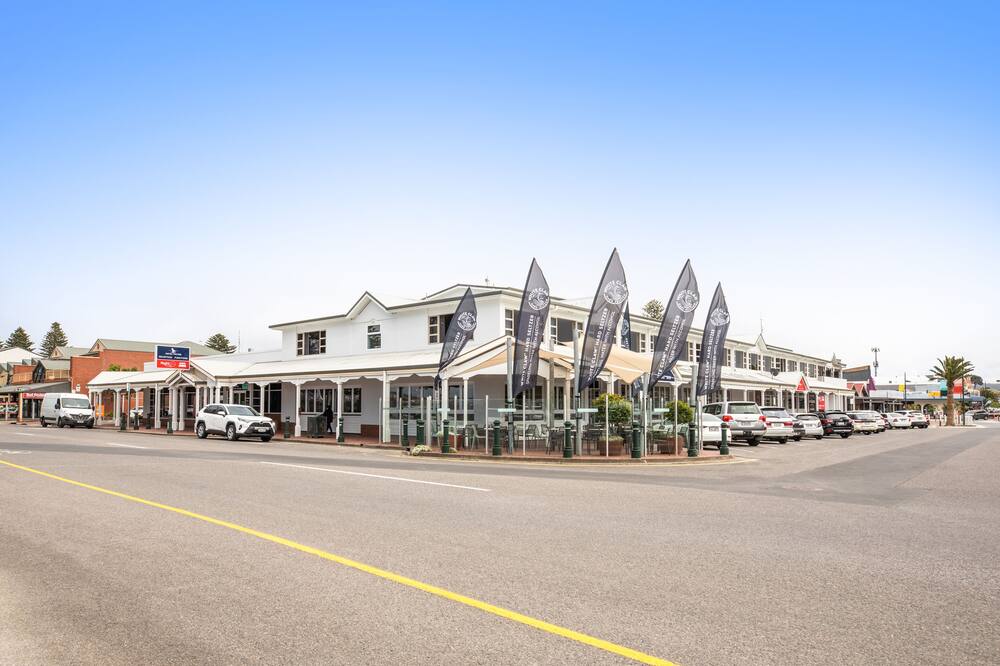 Nightcap at Hotel Victor 写真