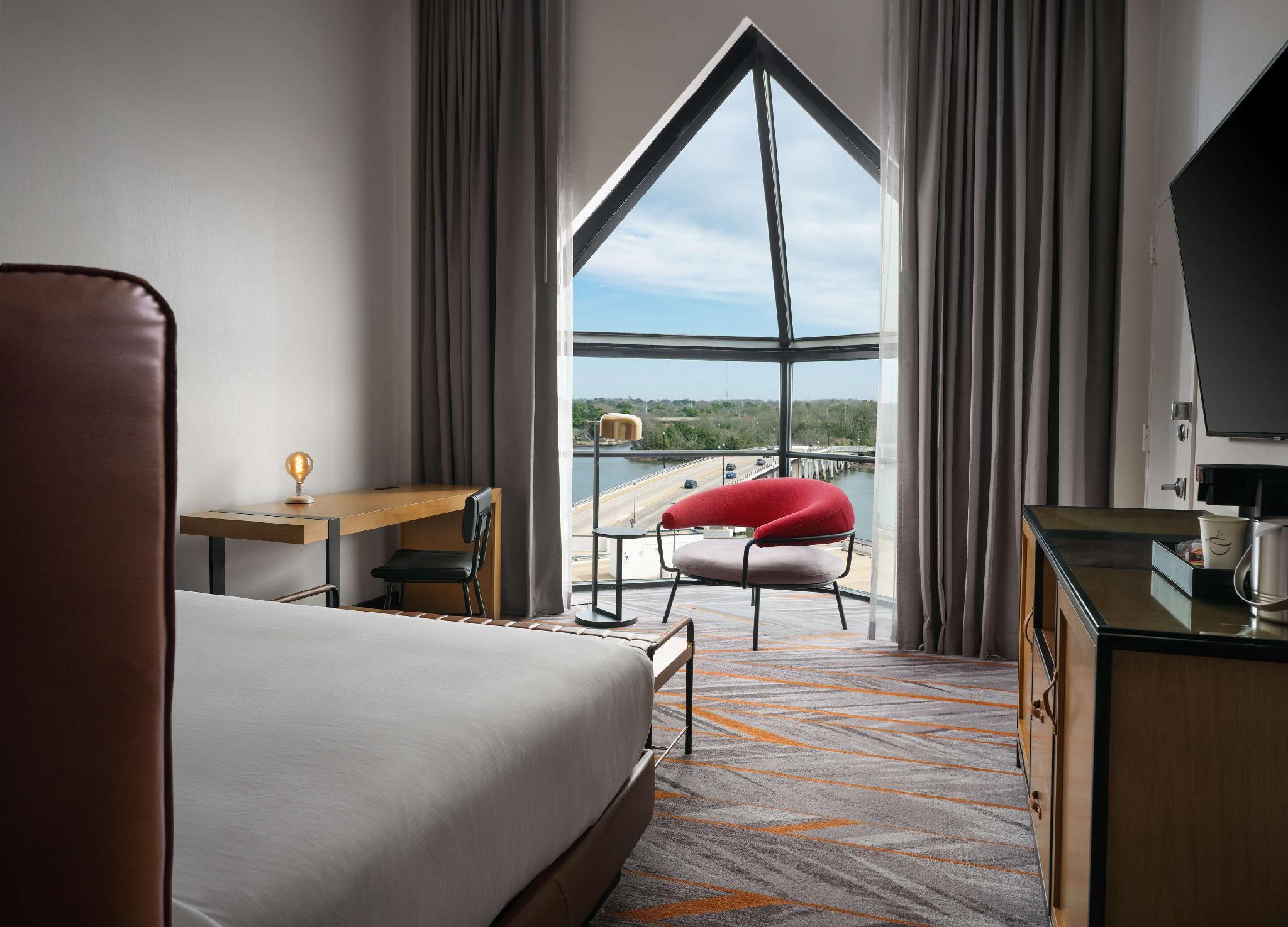 The Landing at Hampton Marina, Tapestry Collection by Hilton 写真