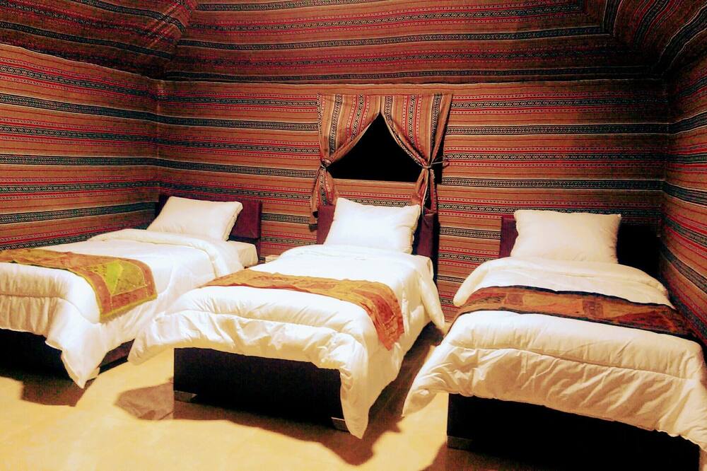 ビヨンド ワディ ラム キャンプ 写真