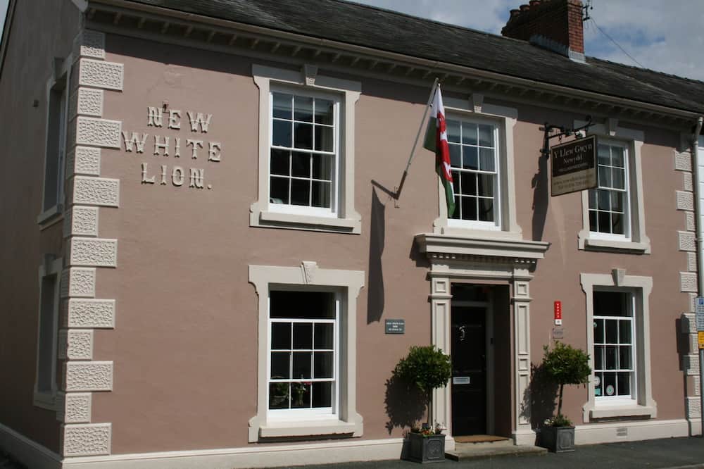 ザ ニュー ホワイト ライオン 写真