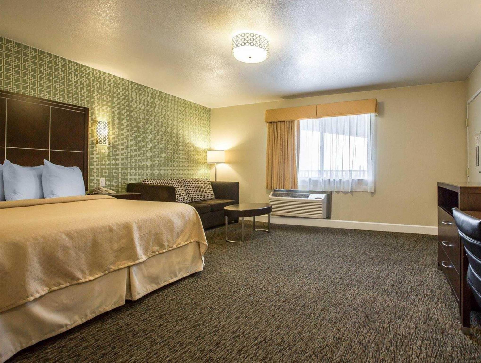 クオリティ イン オンタリオ エアポート コンベンション センター 写真