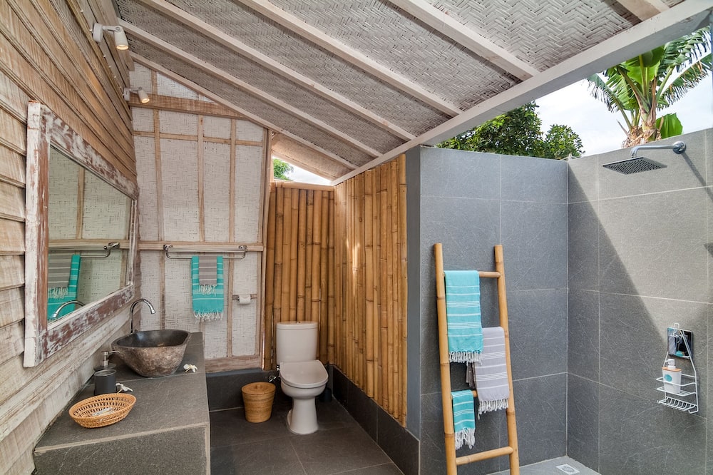 ギリ エア エスケープ - アダルツ オンリー 写真