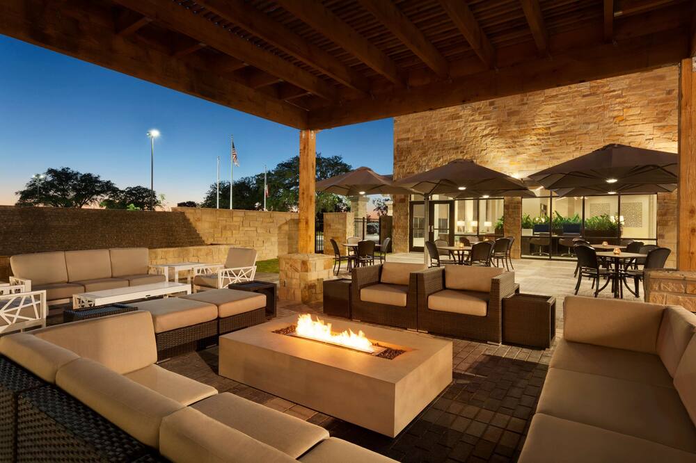 Embassy Suites San Antonio Brooks Hotel & Spa 写真