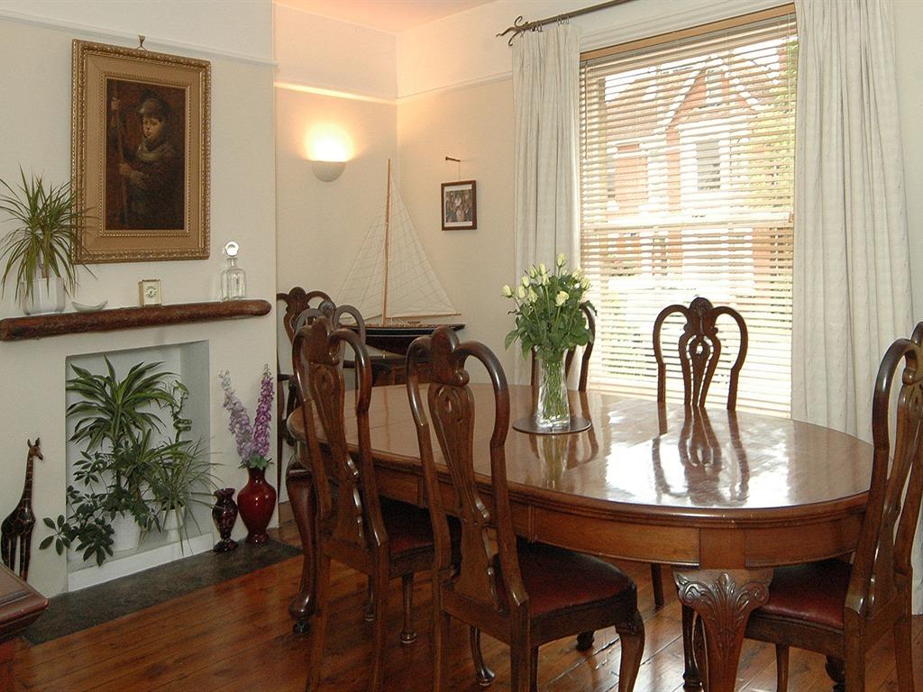 Endeavour House 写真