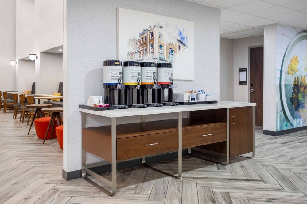 ハンプトン イン & スイーツ マンシー 写真