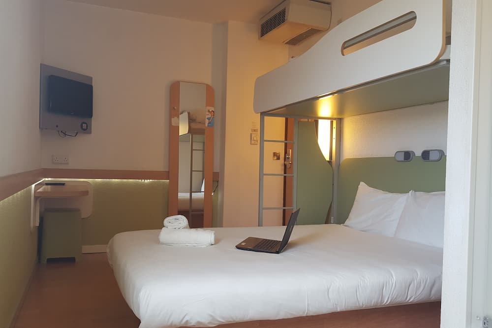 イビス バジェット リーズ センター クラウン ポイント ロード 写真