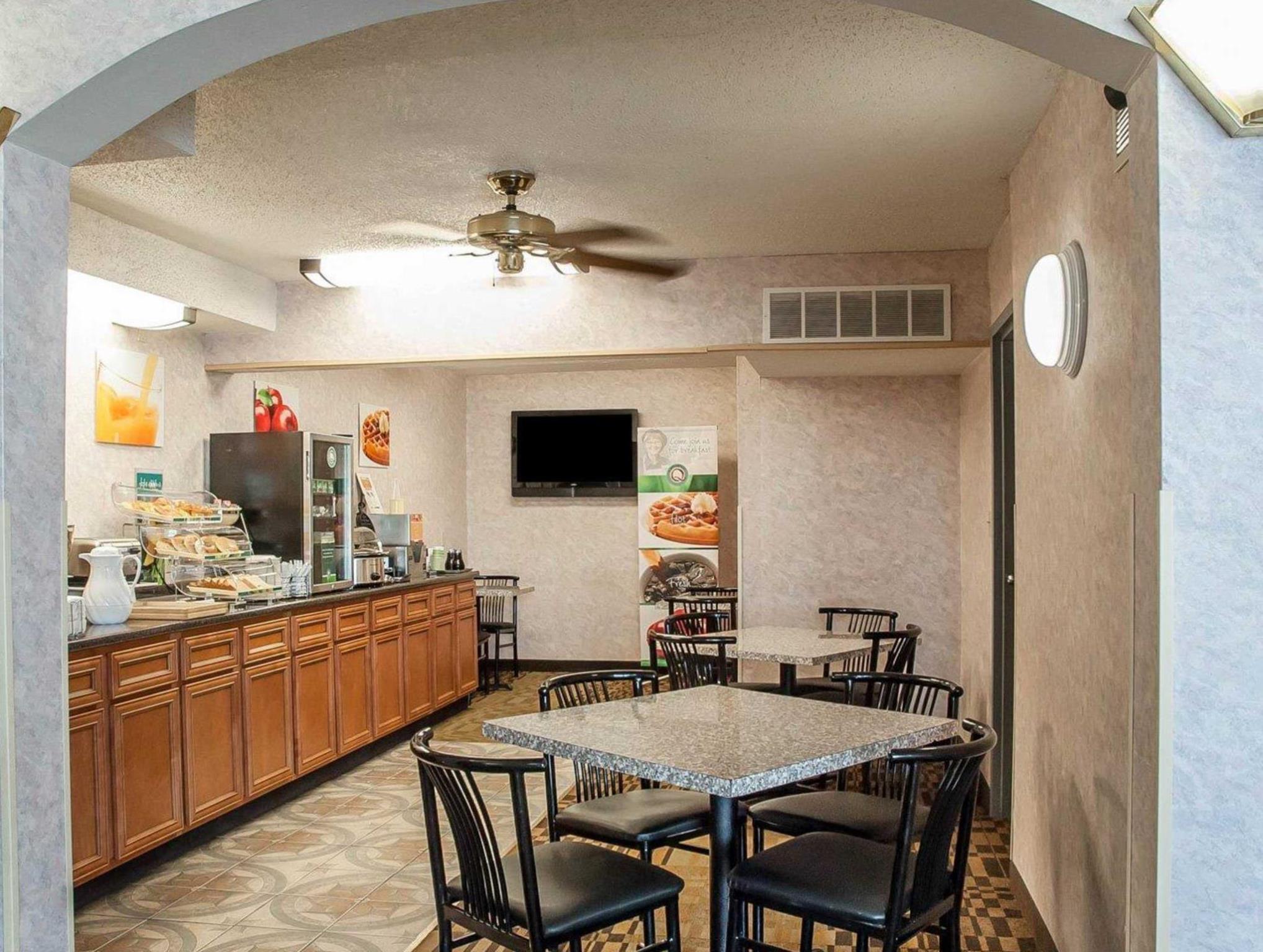 クオリティ イン ニア シックス フラッグス セントルイス 写真