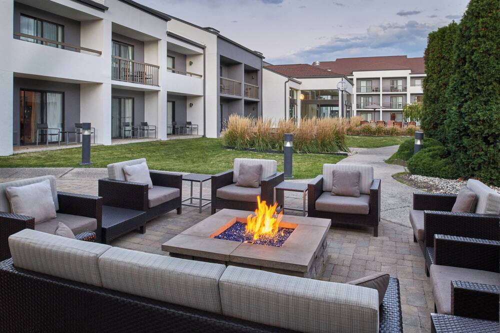 Courtyard by Marriott Detroit Warren 写真