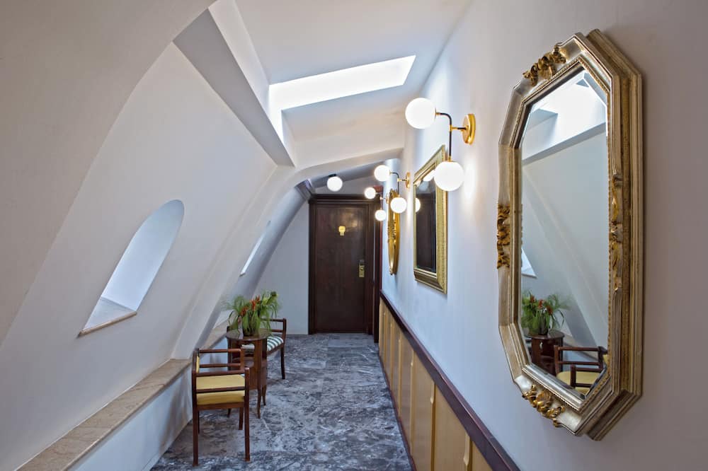 Zeus Essence Bucharest Venezia 写真