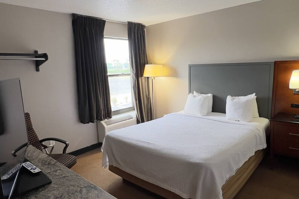 デイズ イン バイ ウィンダム グレート レイクス ネイバル ベース 写真