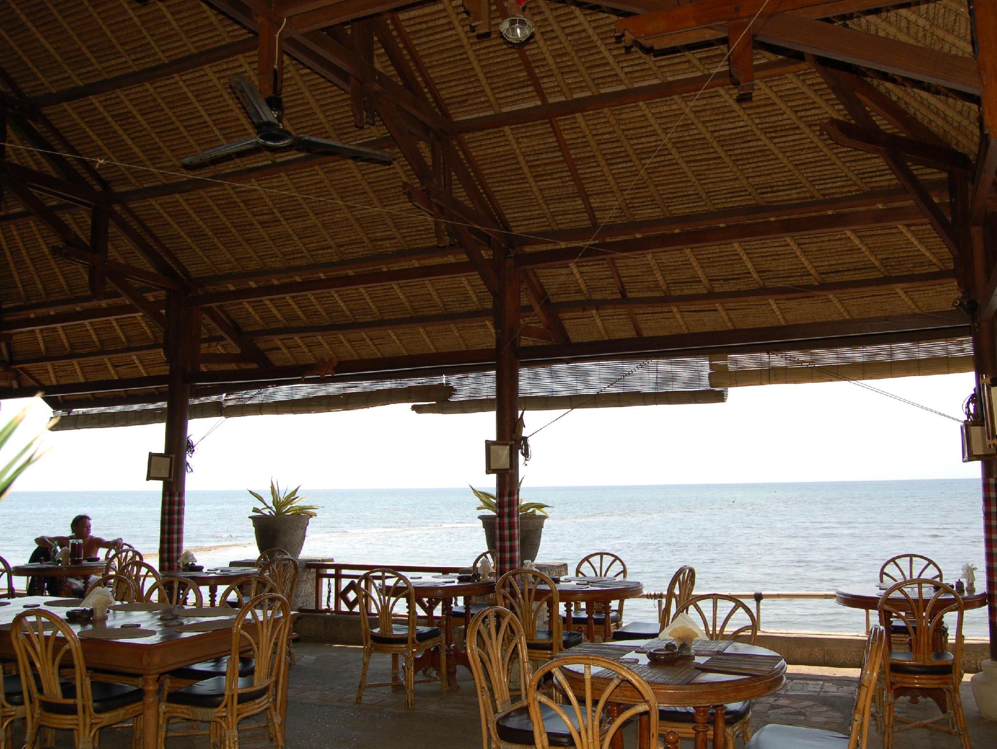 ニュー アディラマ ビーチ ホテル 写真