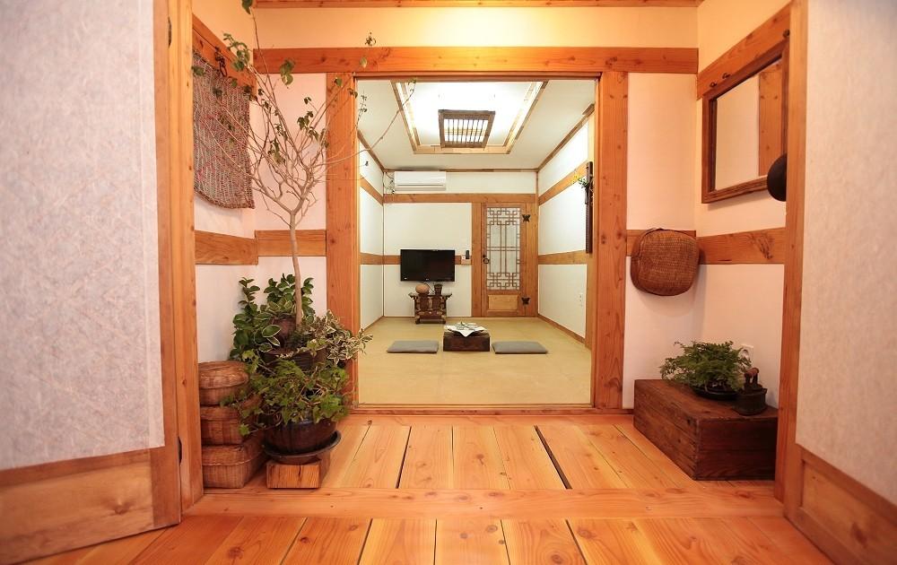 Jeonju Hanok Maeul Hanok Gotek Bugyeongdang 写真