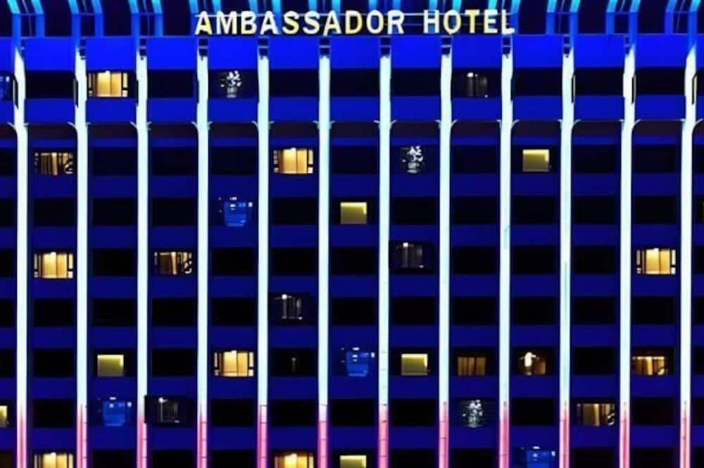 アンバサダー ホテル 写真