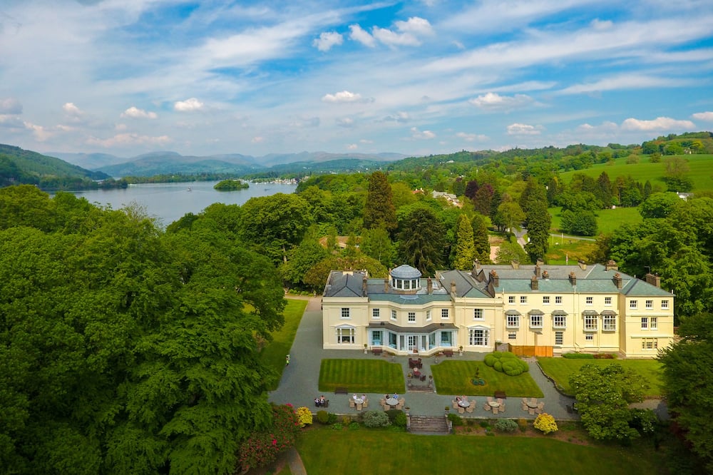 Storrs Hall Hotel on the shore of Lake Windermere 写真