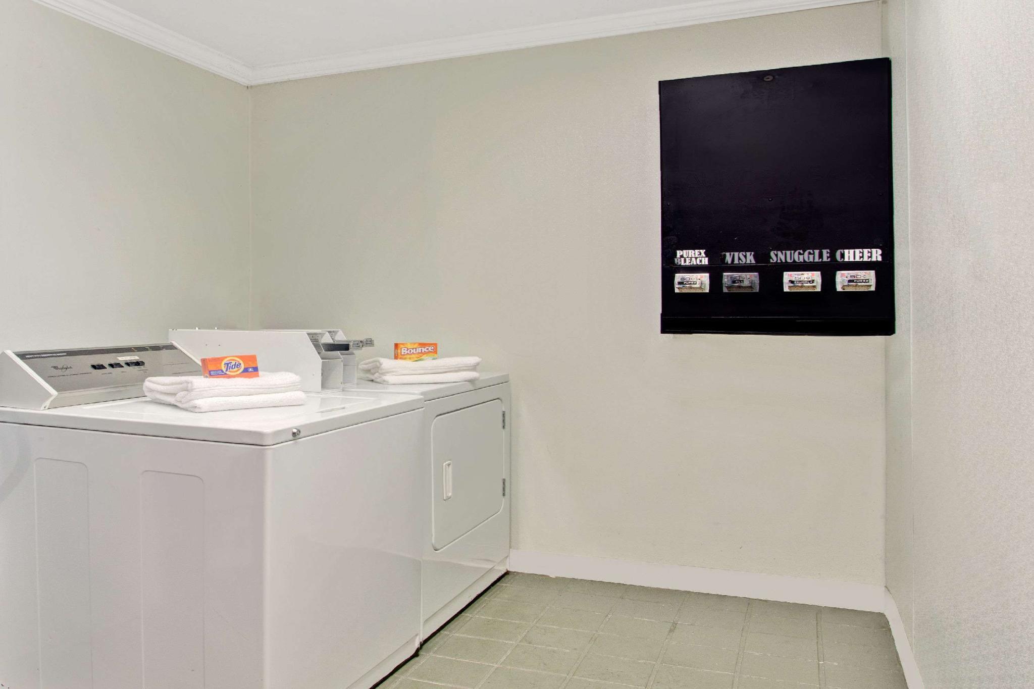 デイズ イン バイ ウィンダム フォレスト シティ 写真