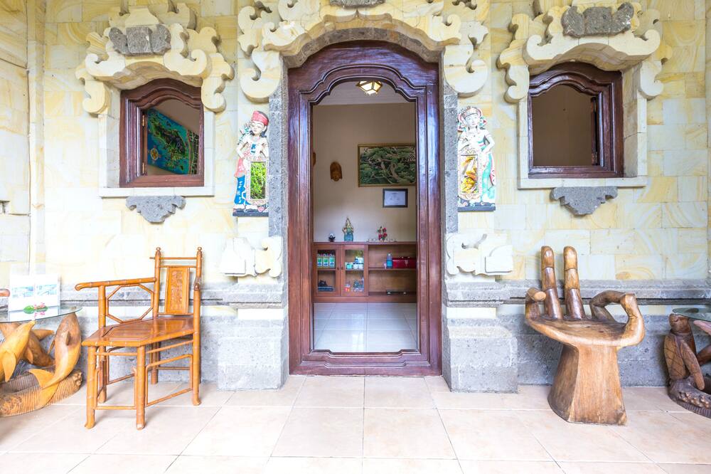 ニュー アディラマ ビーチ ホテル 写真