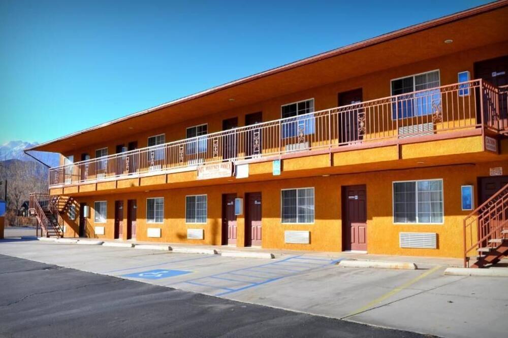 マウントホイットニー モーテル 写真