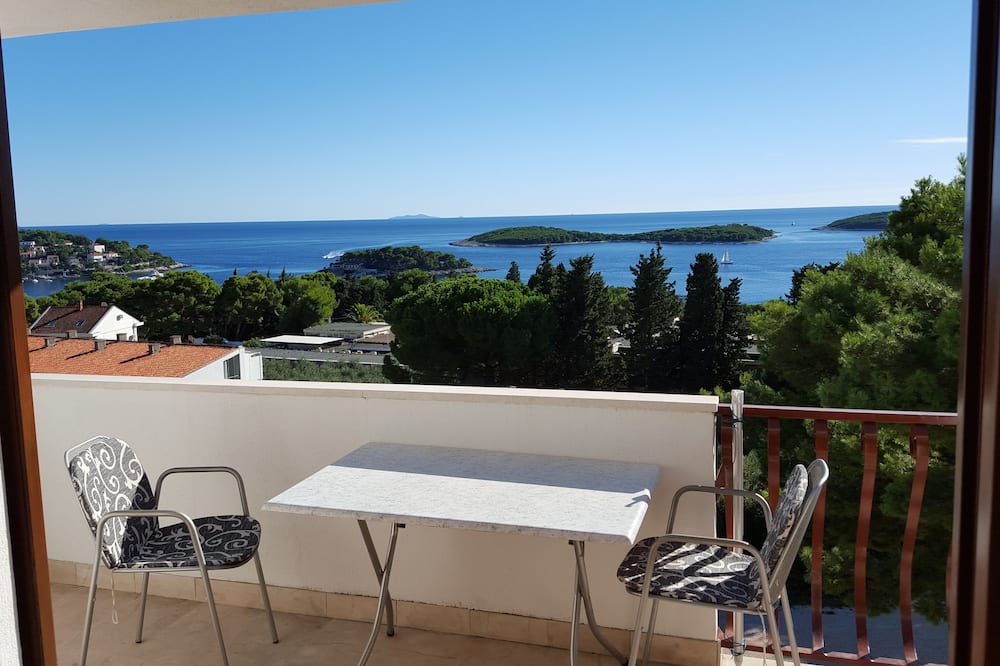 アパートメンツ アンド ルームズ ロゴシック 写真