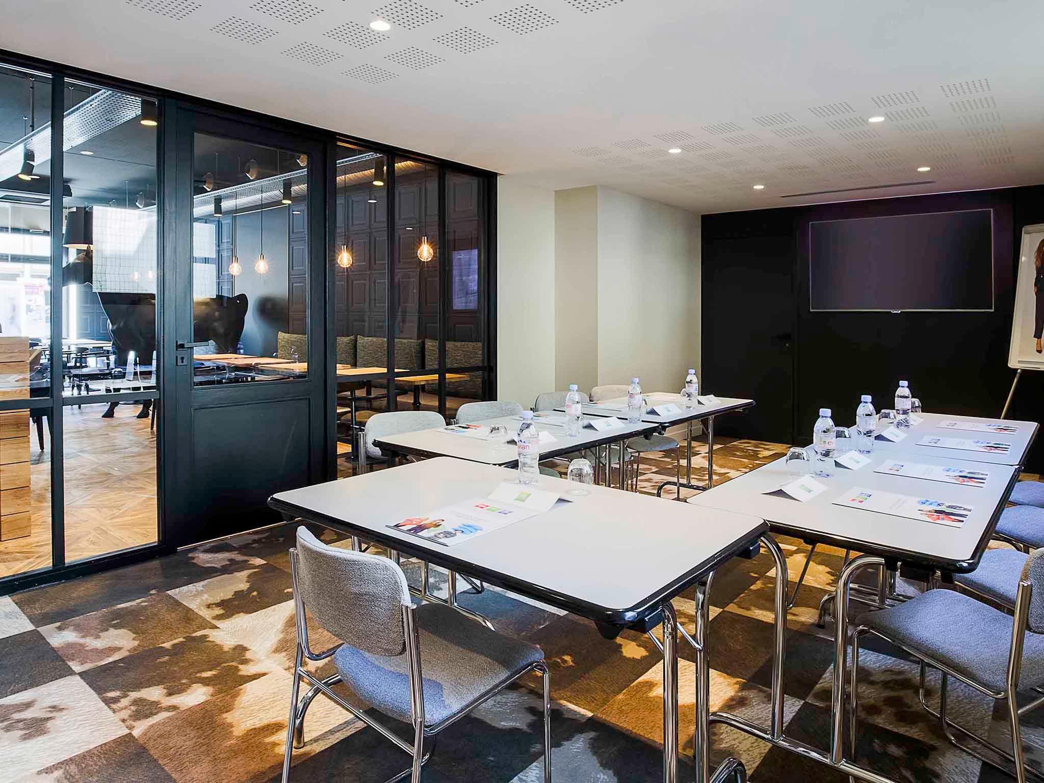 イビス スタイルズ ラヴァル サントル ガール 写真