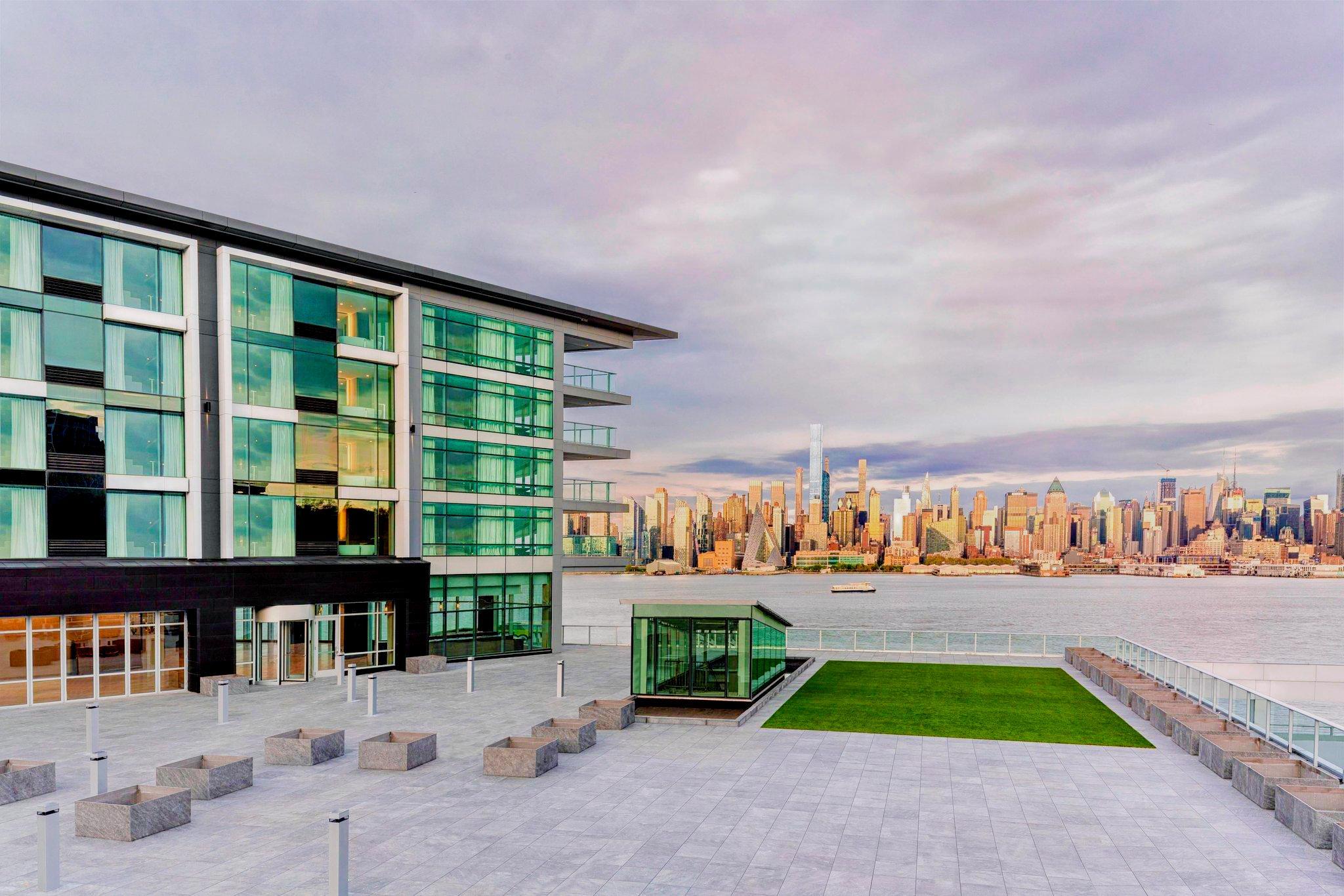 Envue, Autograph Collection 写真