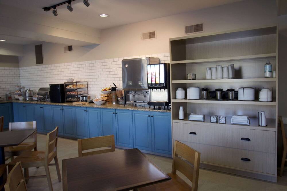 カントリー イン & スイーツ バイ ラディソン カウンシル ブラフス アイオワ 写真