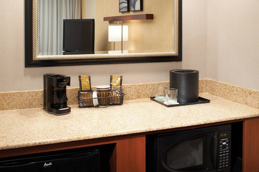 Courtyard by Marriott Detroit Warren 写真