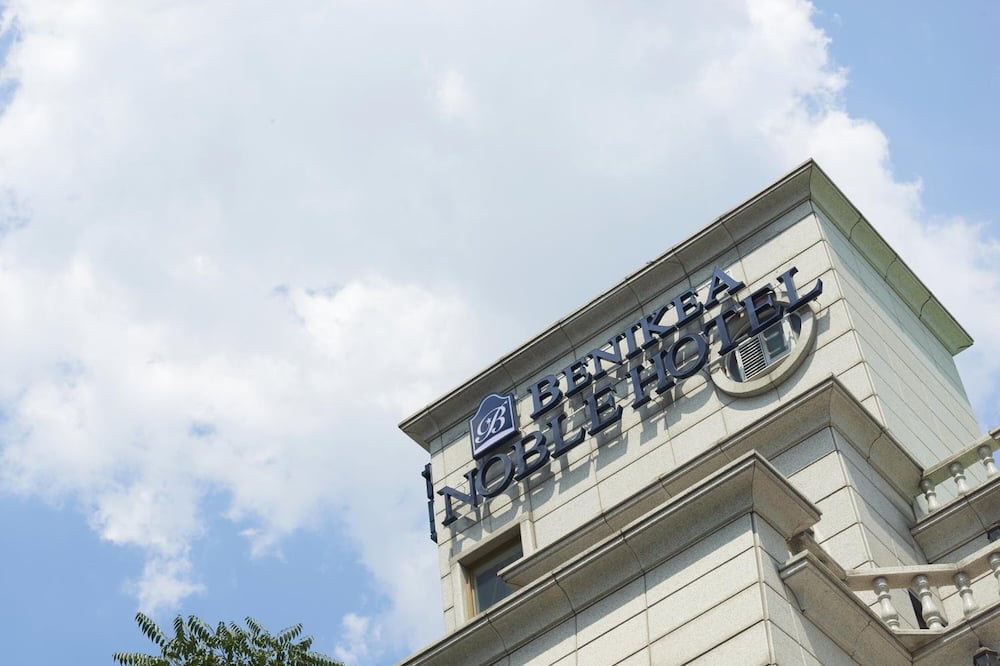 ノーブル ツーリスト ホテル インサドン 写真