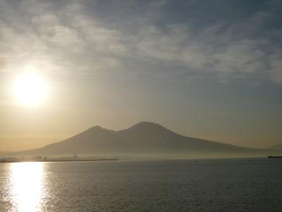 初夏のイスキア島で優雅なバカンス♪　Ｖｏｌ３（第２日目朝）　☆ナポリ：「グランド・ホテル・サンタ・ルチア」のジュニアスイートルームから朝の美しい絶景♪そしてホテル周囲を朝の散歩♪