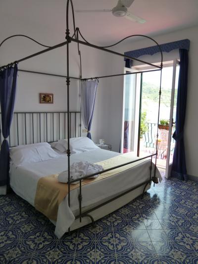 初夏のイスキア島で優雅なバカンス♪　Ｖｏｌ６（第２日目昼）　☆イスキア島：景勝地サンタンジェロのホテル「パーク・ホテル・ミラマーレ」は素晴らしすぎる♪