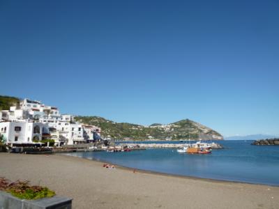 初夏のイスキア島で優雅なバカンス♪　Ｖｏｌ５３（第７日目黄昏）　☆イスキア島サンタンジェロ：サンタンジェロでショッピングを楽しむ♪イタリアの呼吸器内科学会の前夜祭？！