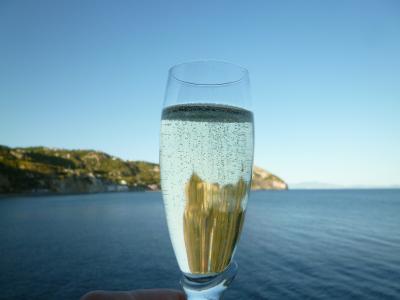 初夏のイスキア島で優雅なバカンス♪　Ｖｏｌ５４（第７日目夜）　☆イスキア島サンタンジェロ：「パーク･ホテル･ミラマーレ」の黄昏の美しい景色を眺めながら優雅なアペリティフタイム♪