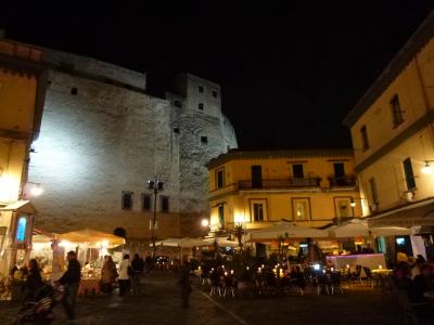 初夏のイスキア島で優雅なバカンス♪　Ｖｏｌ６７（第８日目夜）　☆ナポリ：卵城とその周囲の街並みの美しい夜景を眺めて♪