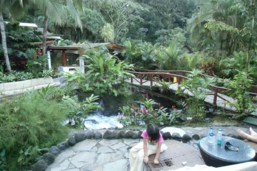 熱帯雨林で露天風呂♪　アレナル火山は天候不順で見えず。旅行最終日にタバコン温泉で湯治もどき・・。