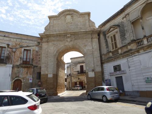 プーリア州優雅な夏バカンス♪　Vol155(第9日)　☆Mesagne：素敵なカフェで一休み♪メザーニェ城へ優雅に歩く♪